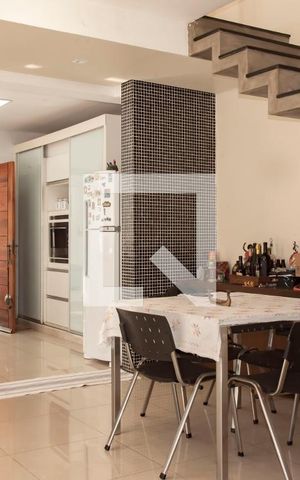 Casa à venda com 240m², 3 quartos e 3 vagas Casa à venda com 240m², 3 quartos e 3 vagasCopa