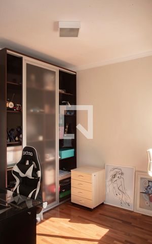 Casa à venda com 240m², 3 quartos e 3 vagas Casa à venda com 240m², 3 quartos e 3 vagasEscritório