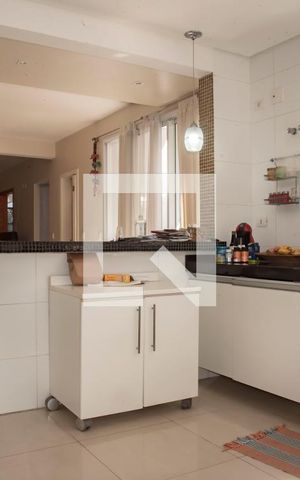 Casa à venda com 240m², 3 quartos e 3 vagas Casa à venda com 240m², 3 quartos e 3 vagasCozinha