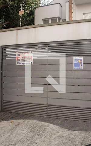 Casa à venda com 240m², 3 quartos e 3 vagas Casa à venda com 240m², 3 quartos e 3 vagasFrente