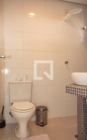 Casa à venda com 240m², 3 quartos e 3 vagas Casa à venda com 240m², 3 quartos e 3 vagasBanheiro de Serviço
