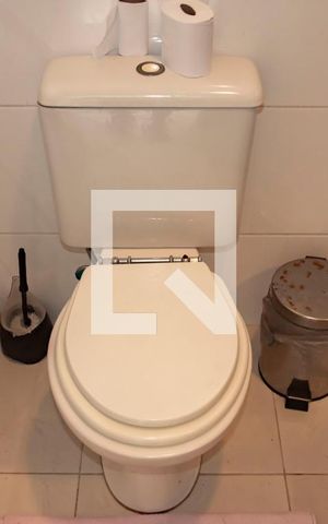 Casa à venda com 240m², 3 quartos e 3 vagas Casa à venda com 240m², 3 quartos e 3 vagasBanheiro de Serviço