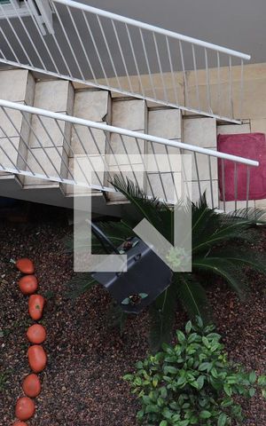 Casa à venda com 272m², 4 quartos e 4 vagasEscada