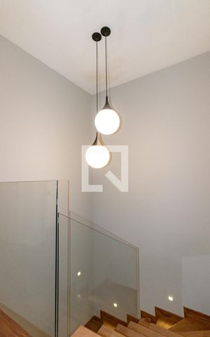 Casa à venda com 400m², 3 quartos e 2 vagas Casa à venda com 400m², 3 quartos e 2 vagasEscada