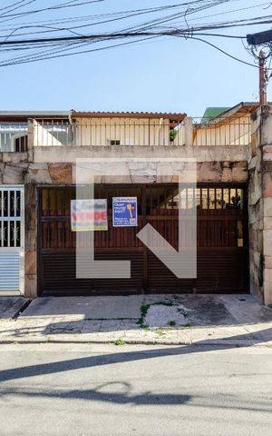 Casa à venda com 150m², 4 quartos e 2 vagas Casa à venda com 150m², 4 quartos e 2 vagasFachada