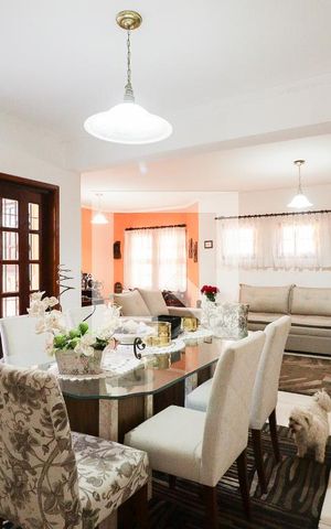 Casa à venda com 183m², 3 quartos e 3 vagasSala