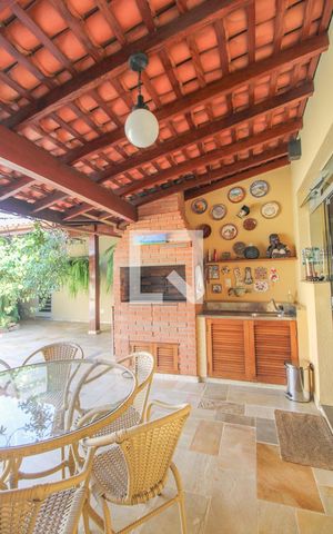 Casa à venda com 525m², 5 quartos e 5 vagas Casa à venda com 525m², 5 quartos e 5 vagasÁrea Externa