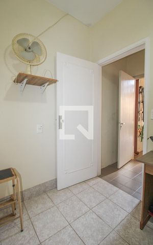 Casa à venda com 525m², 5 quartos e 5 vagas Casa à venda com 525m², 5 quartos e 5 vagasQuarto de Serviço