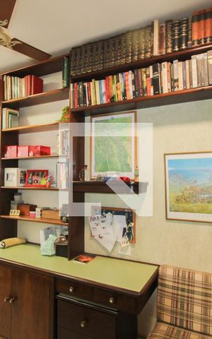 Casa à venda com 525m², 5 quartos e 5 vagas Casa à venda com 525m², 5 quartos e 5 vagasEscritório