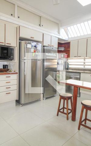 Casa à venda com 525m², 5 quartos e 5 vagas Casa à venda com 525m², 5 quartos e 5 vagasCozinha
