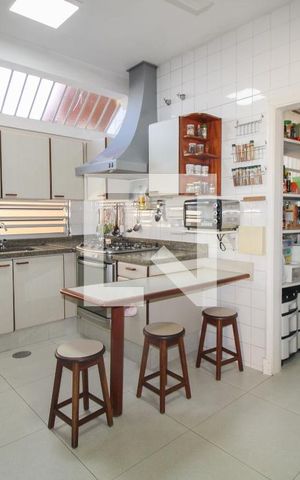 Casa à venda com 525m², 5 quartos e 5 vagas Casa à venda com 525m², 5 quartos e 5 vagasCozinha