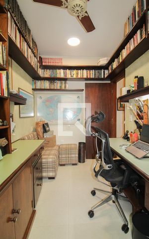 Casa à venda com 525m², 5 quartos e 5 vagas Casa à venda com 525m², 5 quartos e 5 vagasEscritório