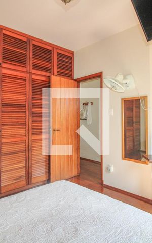 Casa à venda com 525m², 5 quartos e 5 vagas Casa à venda com 525m², 5 quartos e 5 vagasQuarto 4