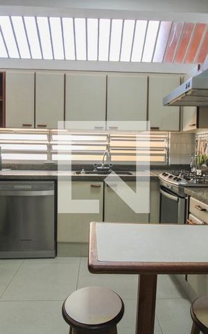 Casa à venda com 525m², 5 quartos e 5 vagas Casa à venda com 525m², 5 quartos e 5 vagasCozinha