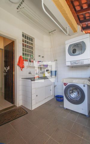 Casa à venda com 525m², 5 quartos e 5 vagas Casa à venda com 525m², 5 quartos e 5 vagasÁrea de Serviço