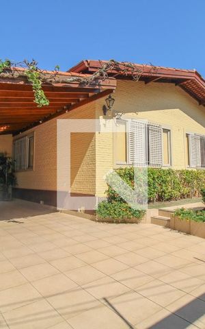 Casa à venda com 525m², 5 quartos e 5 vagas Casa à venda com 525m², 5 quartos e 5 vagasÁrea Externa