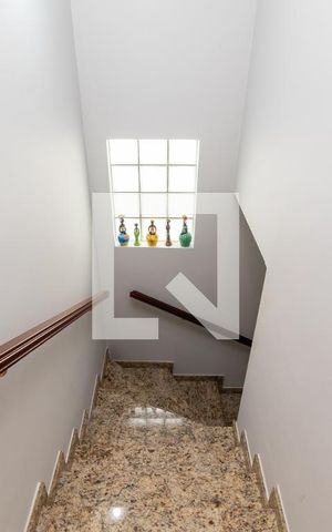 Casa à venda com 220m², 3 quartos e 4 vagasEscada