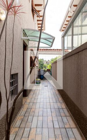 Casa à venda com 220m², 3 quartos e 4 vagasCorredor Lateral