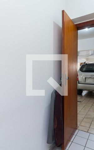 Casa à venda com 220m², 3 quartos e 4 vagasQuarto de Serviço