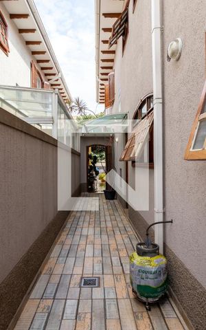 Casa à venda com 220m², 3 quartos e 4 vagasCorredor Lateral