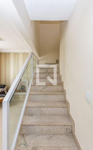 Casa de condomínio à venda com 126m², 3 quartos e 2 vagas Casa de condomínio à venda com 126m², 3 quartos e 2 vagasEscada