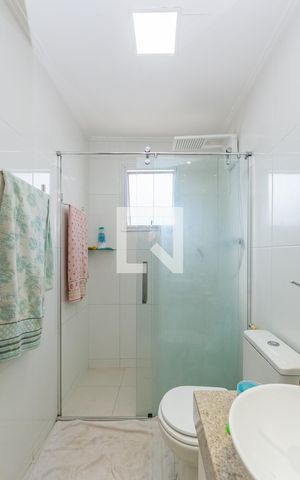 Casa de condomínio à venda com 126m², 3 quartos e 2 vagas Casa de condomínio à venda com 126m², 3 quartos e 2 vagasBanheiro da Suíte