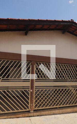 Casa à venda com 170m², 4 quartos e 2 vagasFachada