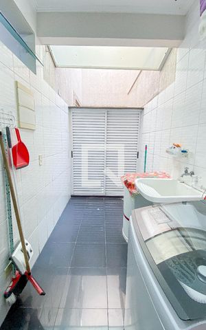 Casa à venda com 212m², 3 quartos e 2 vagasÁrea de Serviço