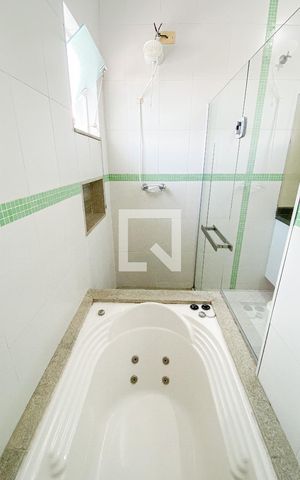 Casa à venda com 212m², 3 quartos e 2 vagasBanheiro da Suíte
