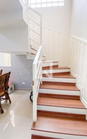 Casa à venda com 212m², 3 quartos e 2 vagasEscada