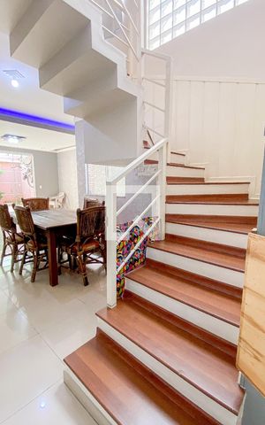 Casa à venda com 212m², 3 quartos e 2 vagasEscada
