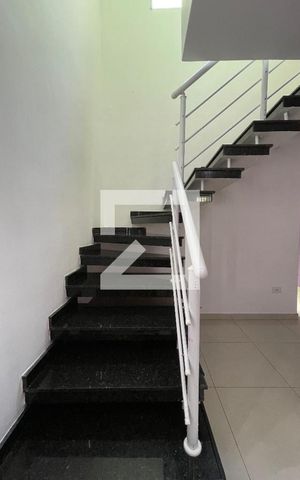 Casa à venda com 100m², 3 quartos e 1 vaga Casa à venda com 100m², 3 quartos e 1 vagaEscada