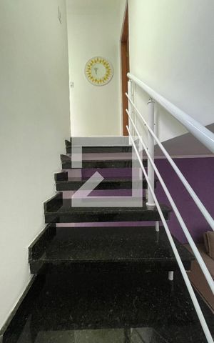 Casa à venda com 100m², 3 quartos e 1 vaga Casa à venda com 100m², 3 quartos e 1 vagaEscada