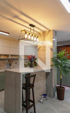 Casa de condomínio à venda com 450m², 5 quartos e 4 vagas Casa de condomínio à venda com 450m², 5 quartos e 4 vagasCozinha