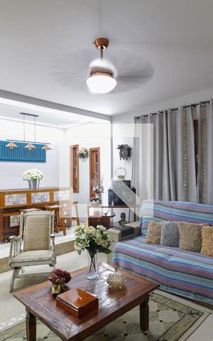 Casa de condomínio à venda com 450m², 5 quartos e 4 vagas Casa de condomínio à venda com 450m², 5 quartos e 4 vagasSala