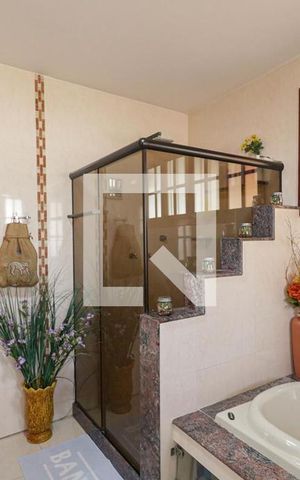 Casa de condomínio à venda com 450m², 5 quartos e 4 vagas Casa de condomínio à venda com 450m², 5 quartos e 4 vagasBanheiro da Suíte 4
