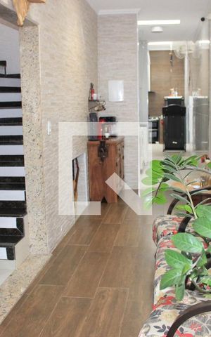 Casa de condomínio à venda com 150m², 3 quartos e 2 vagasCorredor lateral