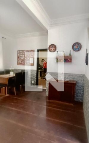 Casa à venda com 200m², 5 quartos e 3 vagas Casa à venda com 200m², 5 quartos e 3 vagasSala
