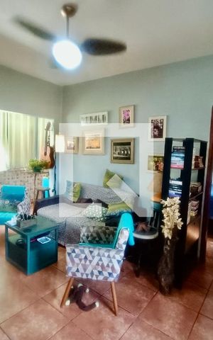 Casa à venda com 200m², 5 quartos e 3 vagas Casa à venda com 200m², 5 quartos e 3 vagasSala