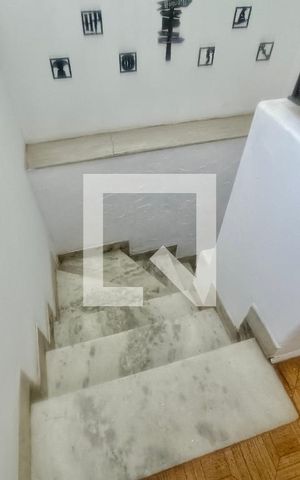 Casa à venda com 200m², 5 quartos e 3 vagas Casa à venda com 200m², 5 quartos e 3 vagasEscada 2 piso