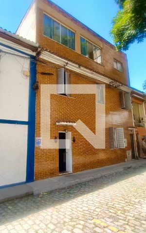 Casa à venda com 200m², 5 quartos e 3 vagas Casa à venda com 200m², 5 quartos e 3 vagasFachada com cartaz QA