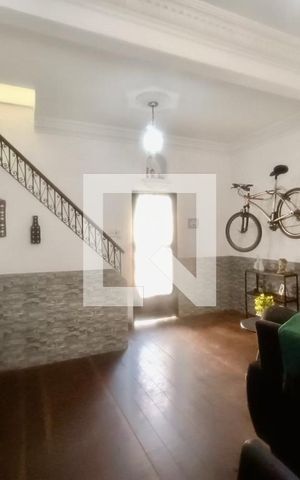 Casa à venda com 200m², 5 quartos e 3 vagas Casa à venda com 200m², 5 quartos e 3 vagasSala
