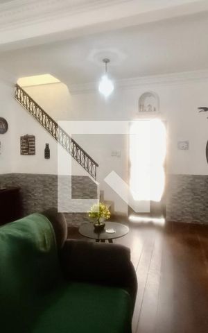 Casa à venda com 200m², 5 quartos e 3 vagas Casa à venda com 200m², 5 quartos e 3 vagasSala