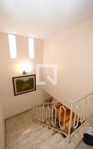Casa à venda com 180m², 4 quartos e 2 vagasEscada