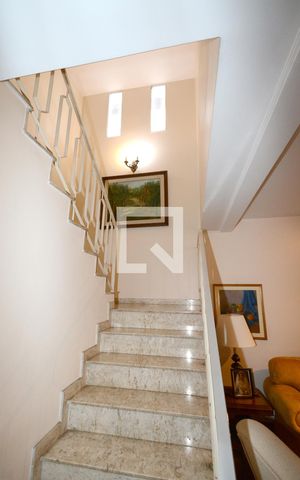 Casa à venda com 180m², 4 quartos e 2 vagasEscada