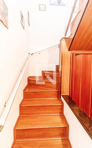 Casa à venda com 272m², 3 quartos e 2 vagasEscada