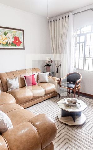 Casa à venda com 272m², 3 quartos e 2 vagasSala