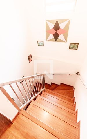 Casa à venda com 272m², 3 quartos e 2 vagasEscada