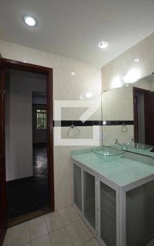 Casa para alugar com 280m², 5 quartos e 3 vagasBanheiro social