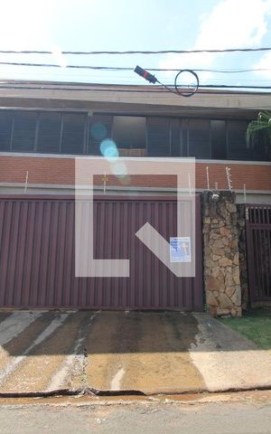 Casa à venda com 550m², 4 quartos e 5 vagas Casa à venda com 550m², 4 quartos e 5 vagasFachada